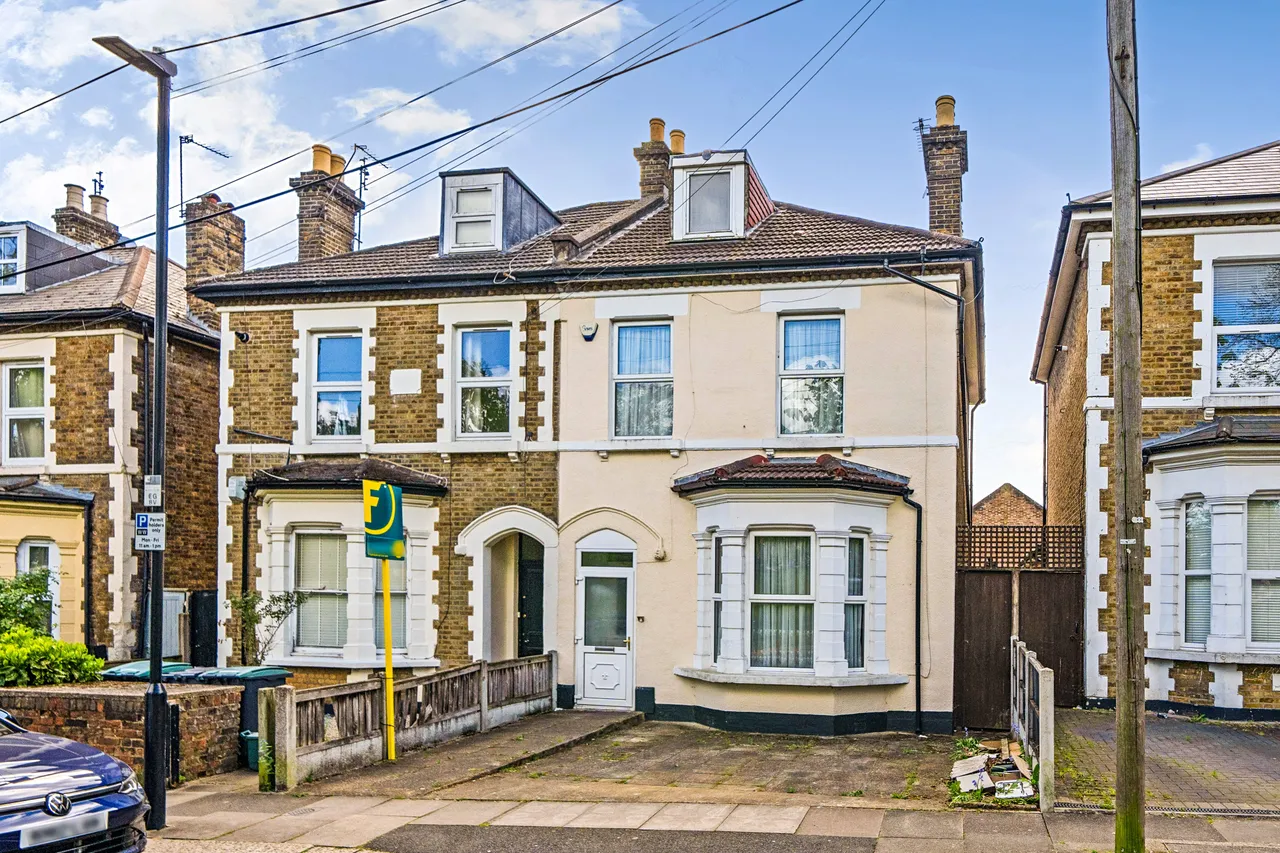 4 bed house for sale — 11 Earlham Grove, London