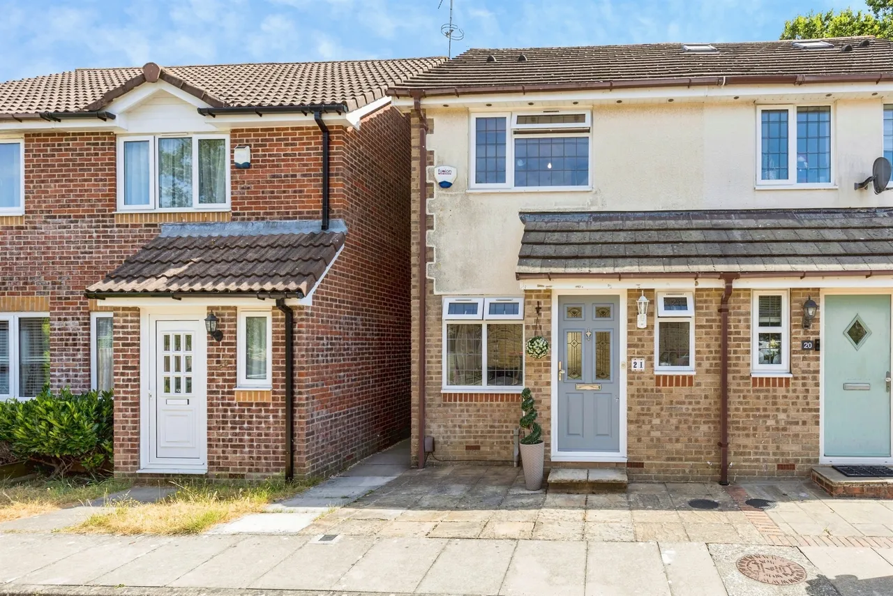 2 bed house for sale — Vancouver Drive, CRAWLEY