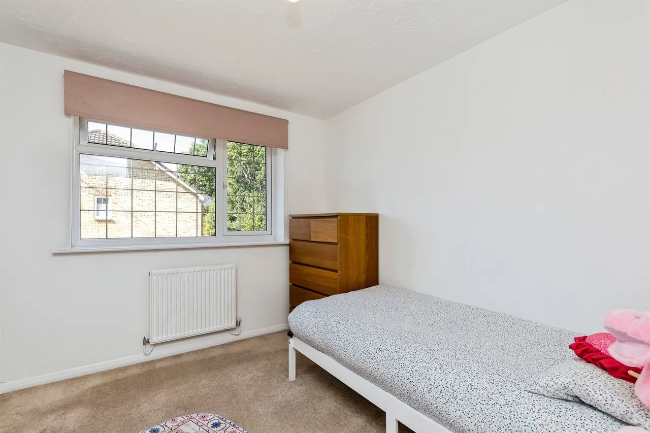 Vancouver Drive, CRAWLEY, photo 11
