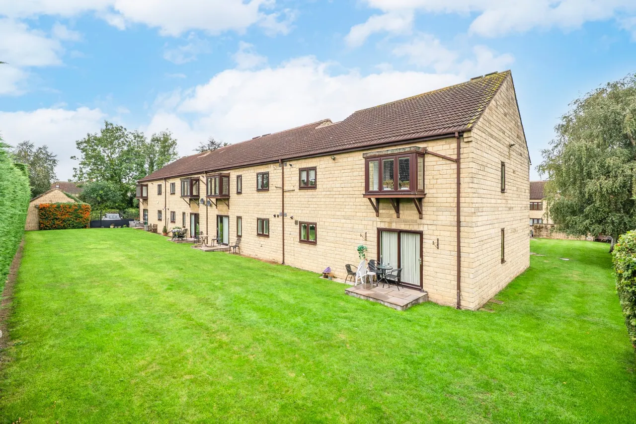 2 bed flat for sale, School Lane, Collingham, LS22