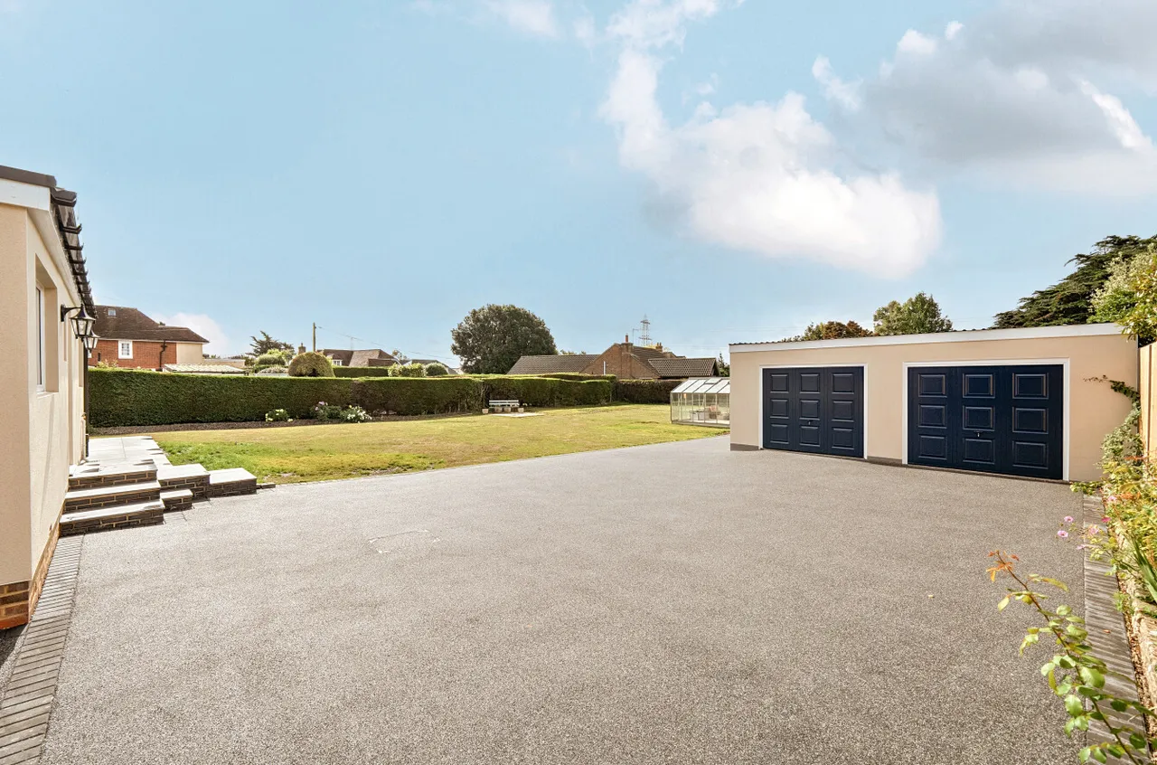 Southwick Road, North Boarhunt, PO17, photo 2