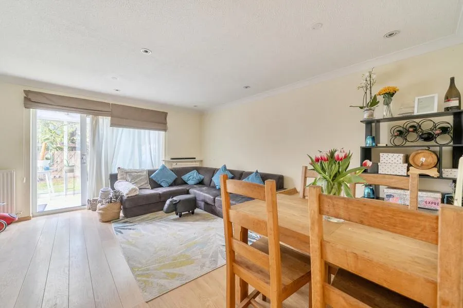 Miles Place, Lightwater, GU18, photo 8