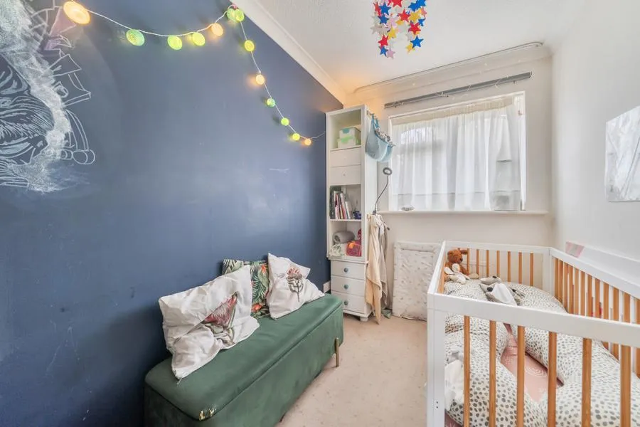 Miles Place, Lightwater, GU18, photo 16