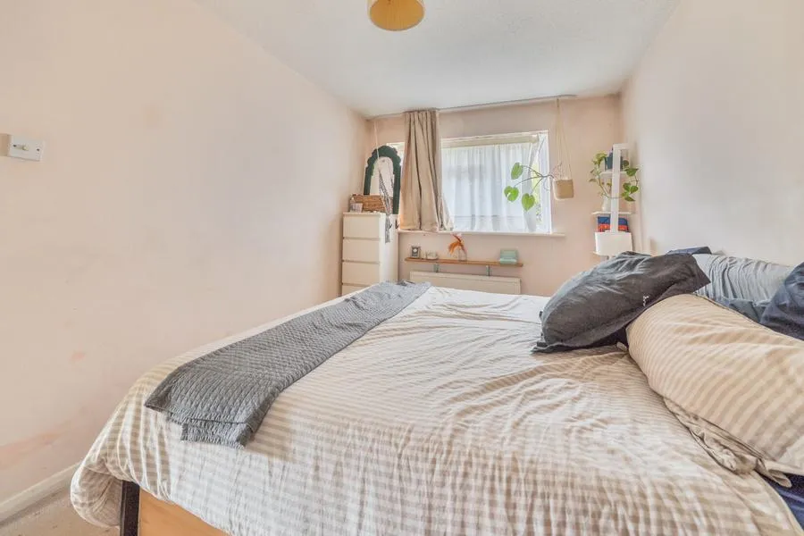 Miles Place, Lightwater, GU18, photo 15