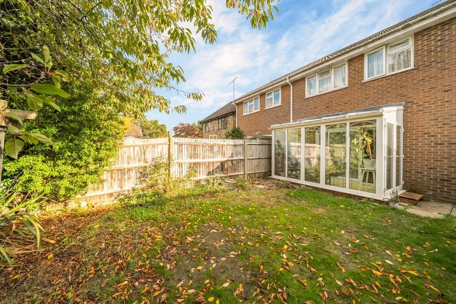 Miles Place, Lightwater, GU18, photo 18