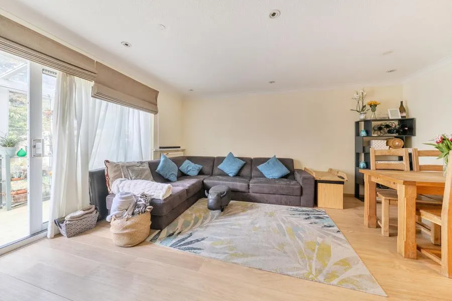 Miles Place, Lightwater, GU18, photo 6