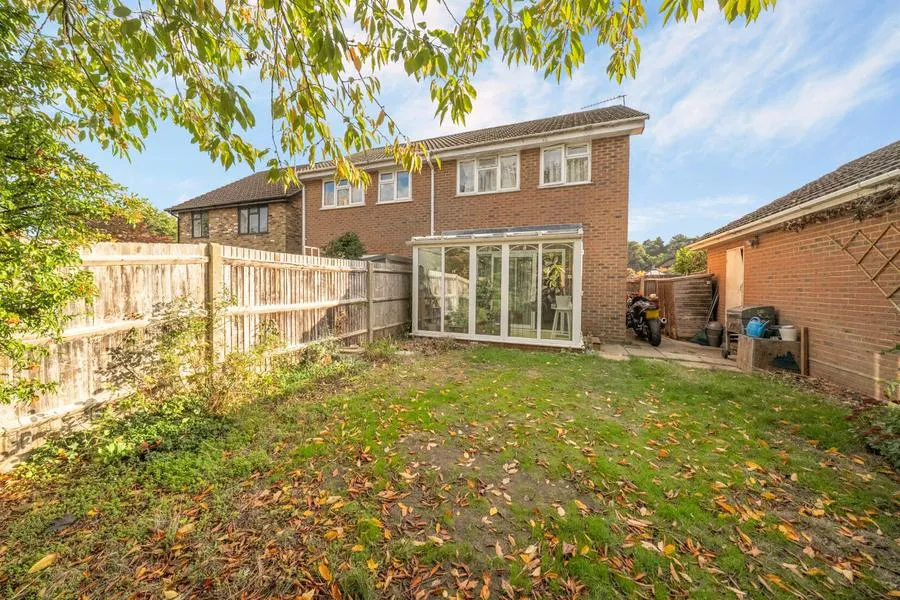 Miles Place, Lightwater, GU18, photo 4