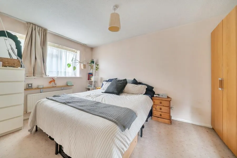 Miles Place, Lightwater, GU18, photo 13