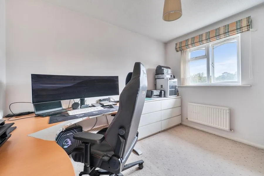 Miles Place, Lightwater, GU18, photo 14