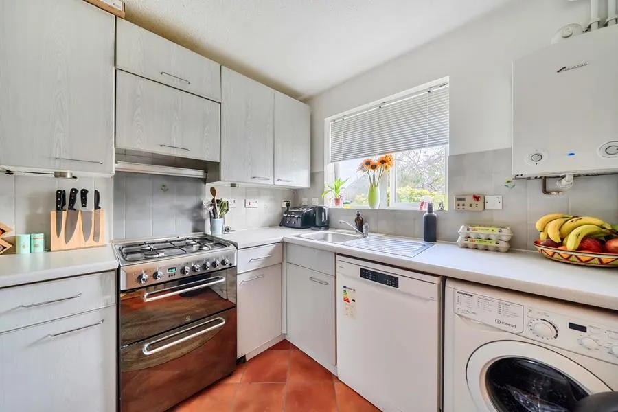 Miles Place, Lightwater, GU18, photo 5