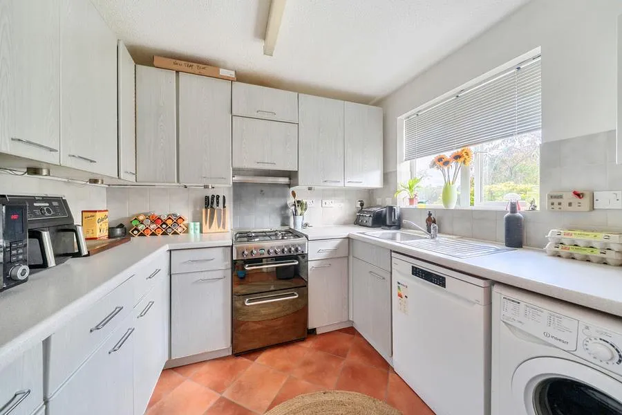 Miles Place, Lightwater, GU18, photo 3