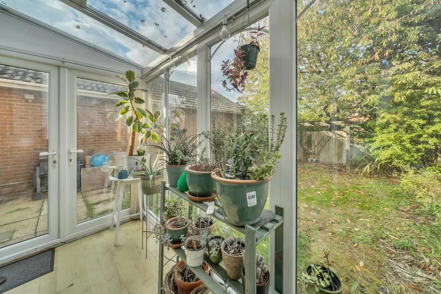 Miles Place, Lightwater, GU18, photo 11