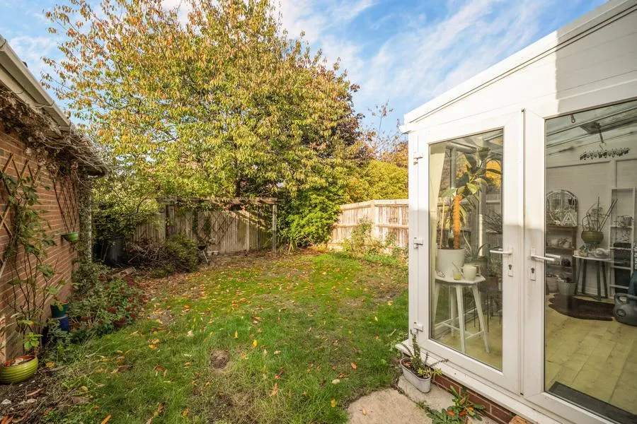 Miles Place, Lightwater, GU18, photo 19