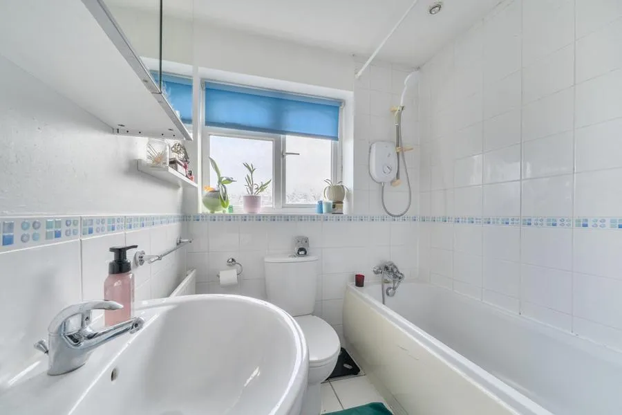 Miles Place, Lightwater, GU18, photo 12