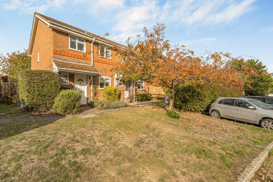 Miles Place, Lightwater, GU18, photo 20