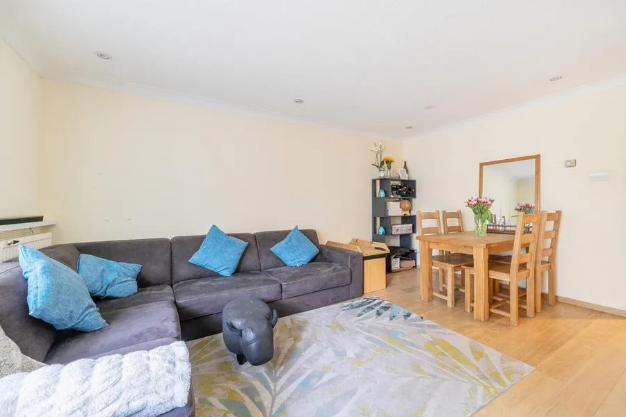 Miles Place, Lightwater, GU18, photo 7