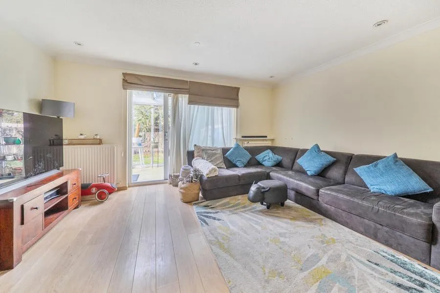 Miles Place, Lightwater, GU18, photo 10
