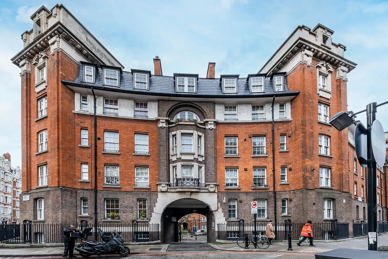 Vauxhall Bridge Road, London, SW1V, photo 5