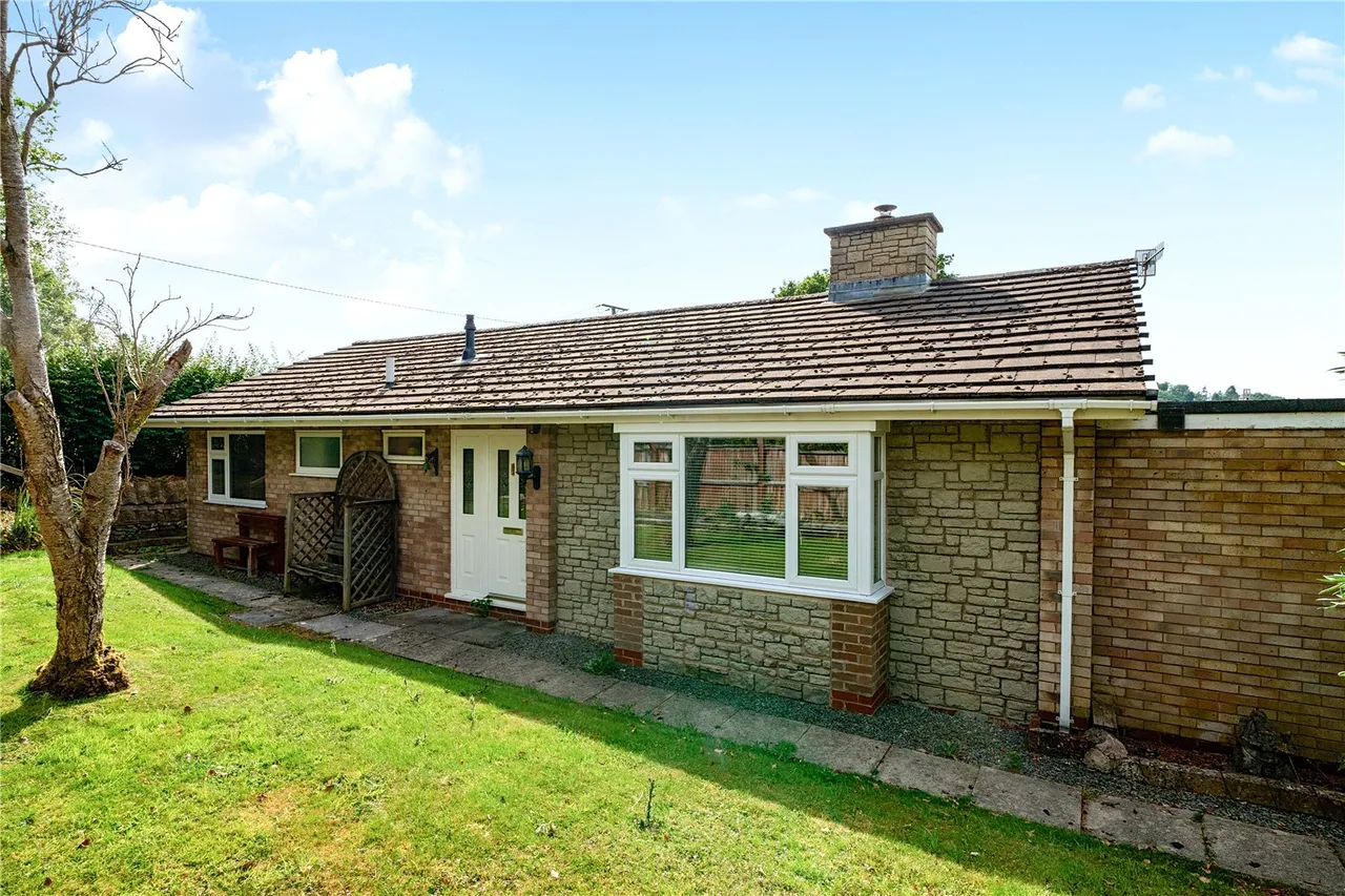 3 bed house for sale — Old Barn Close, Llandinam, Powys, SY17 5BL