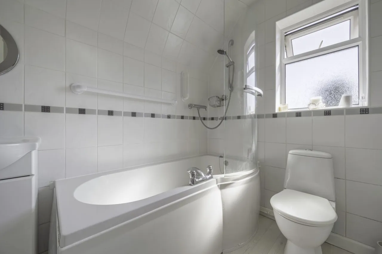 Meadow Way, South Cerney, GL7, photo 13