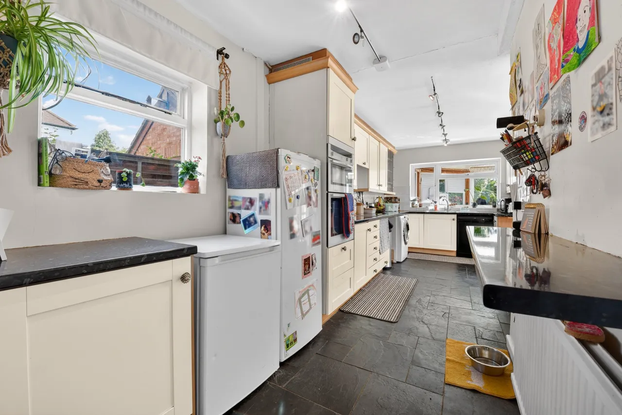 Oak Tree Close, Jacobs Well, GU4, photo 9