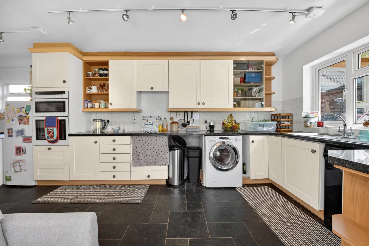 Oak Tree Close, Jacobs Well, GU4, photo 4