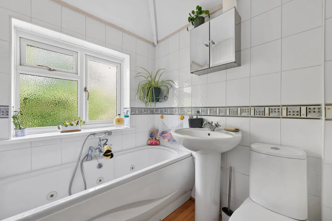 Oak Tree Close, Jacobs Well, GU4, photo 15