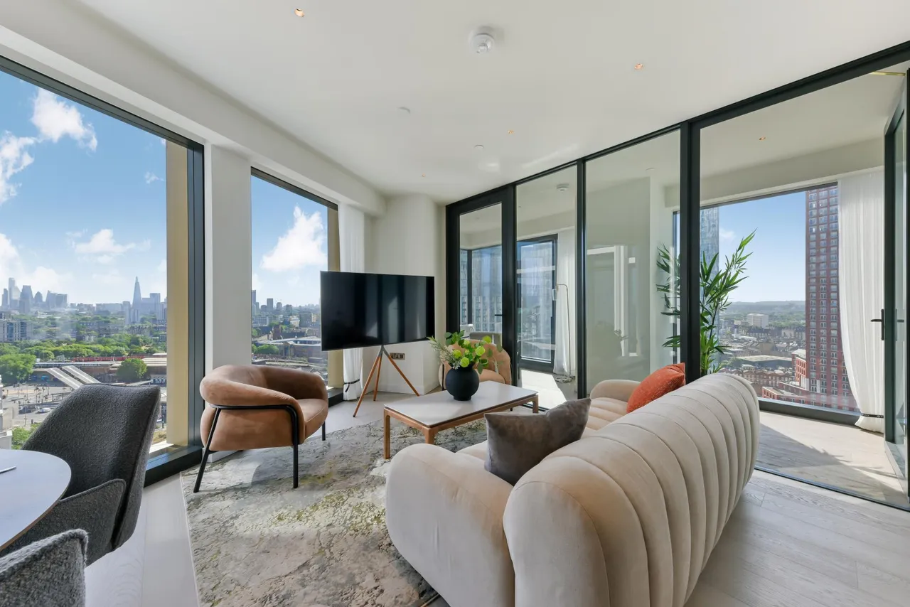 2 bed flat to rent, Nine Elms Lane, London, SW8