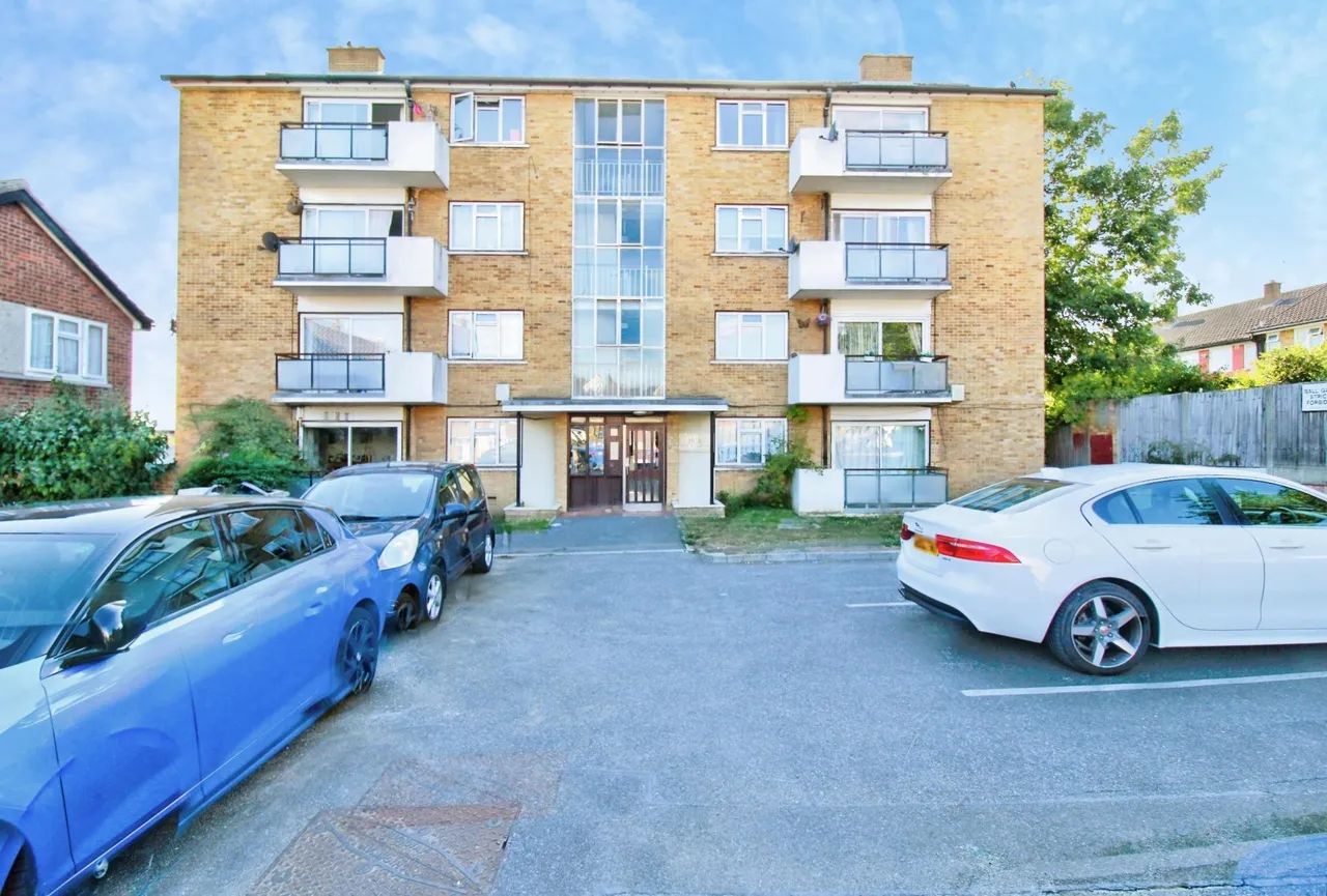 Hendon Gardens, Romford, RM5, photo 2