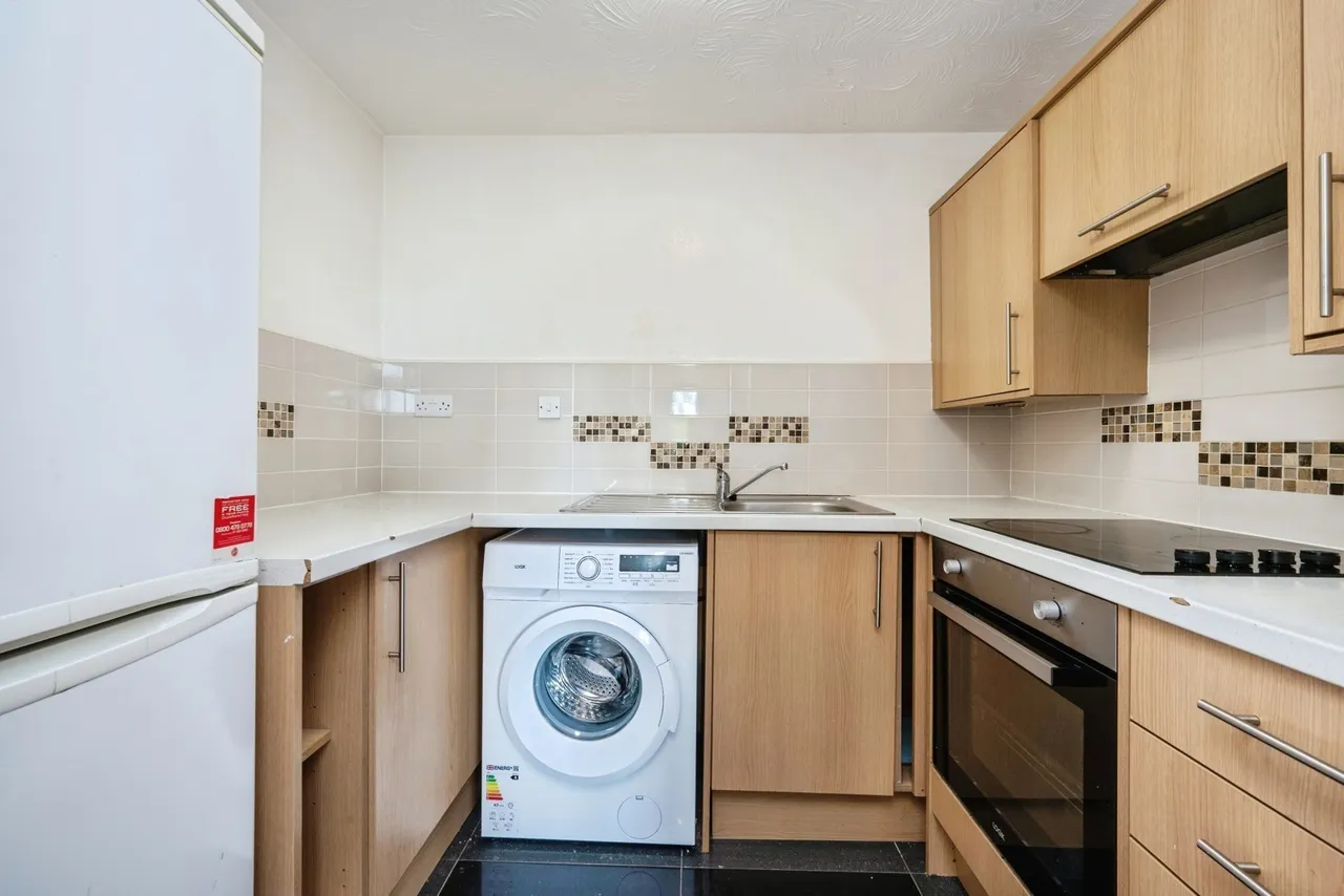 Redwood Grove, Bedford, Bedfordshire, MK42, photo 3