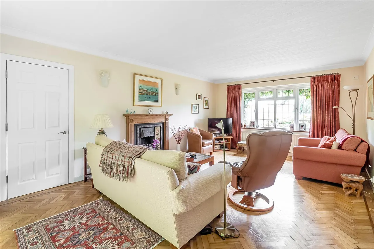 Elmhurst Drive, Dorking, RH4, photo 3