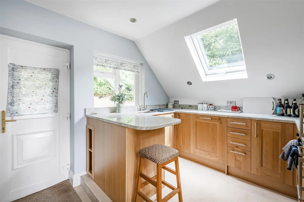 Elmhurst Drive, Dorking, RH4, photo 16