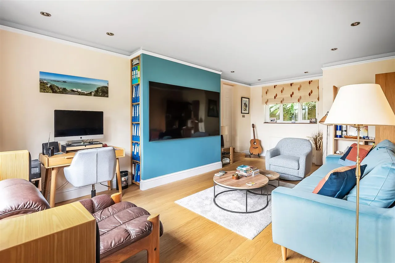 Elmhurst Drive, Dorking, RH4, photo 4