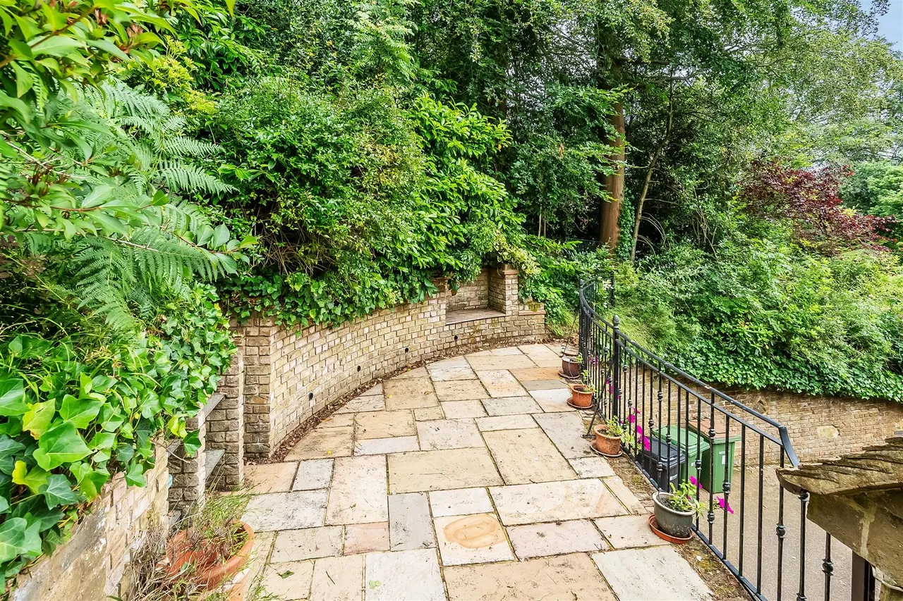 Elmhurst Drive, Dorking, RH4, photo 11