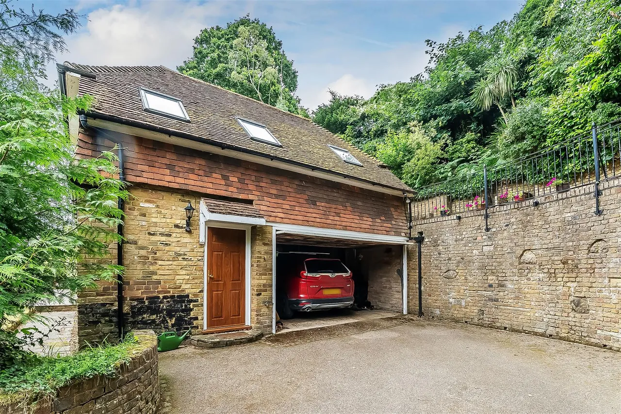 Elmhurst Drive, Dorking, RH4, photo 12