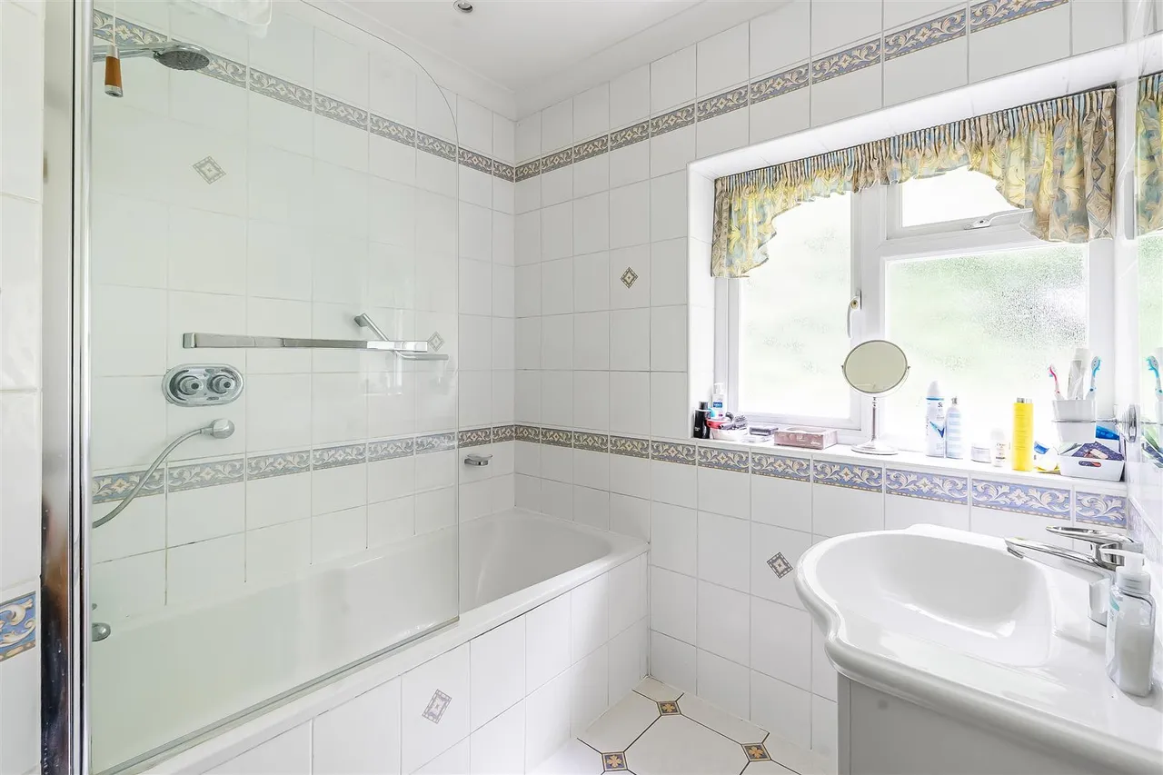 Elmhurst Drive, Dorking, RH4, photo 9