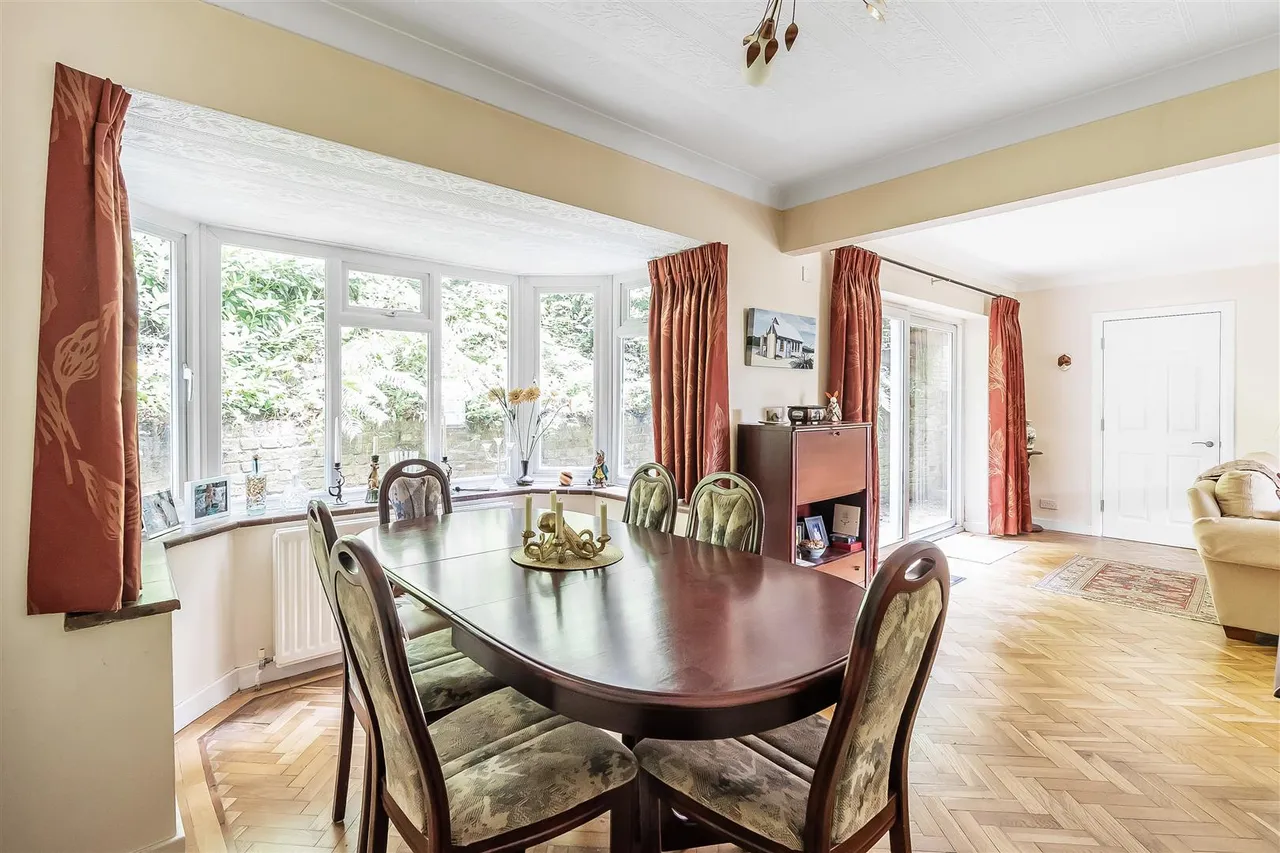 Elmhurst Drive, Dorking, RH4, photo 5