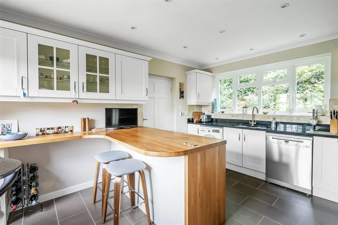 Elmhurst Drive, Dorking, RH4, photo 8