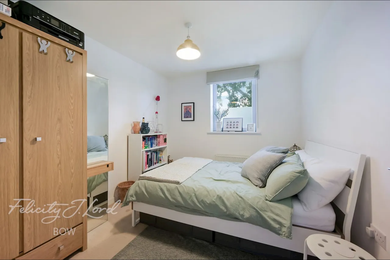 Bow Road, London, E3, photo 3