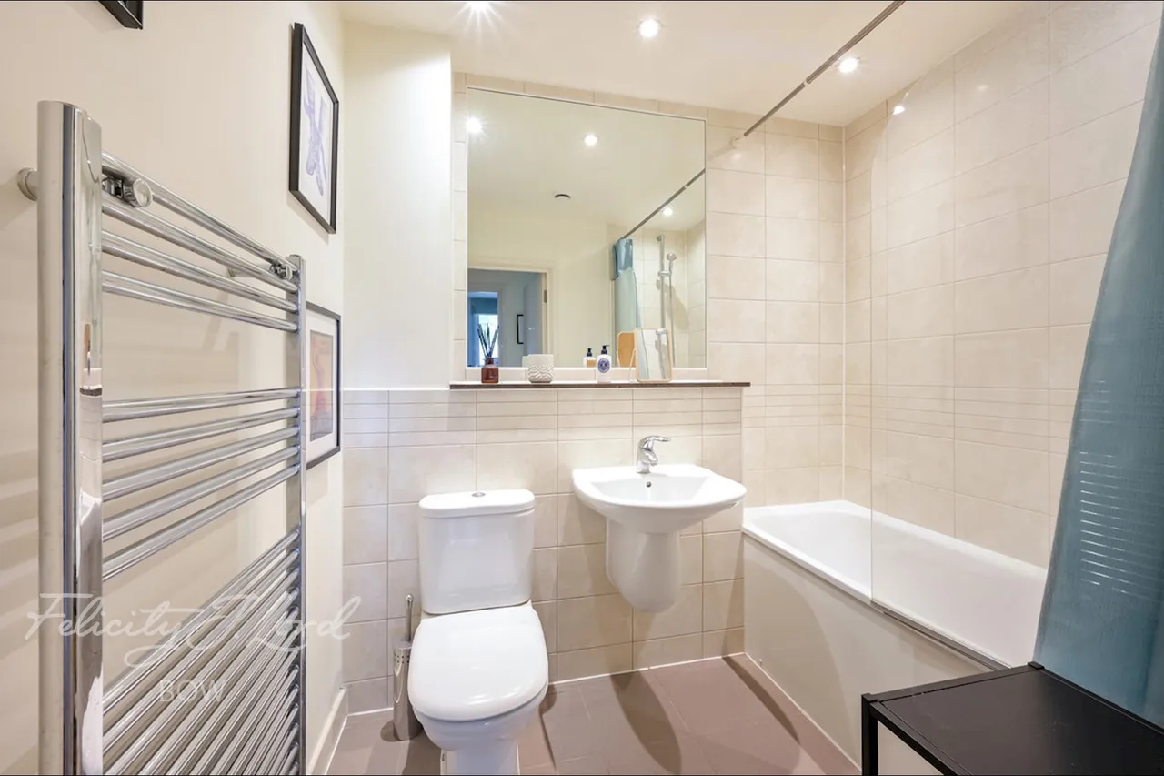 Bow Road, London, E3, photo 4