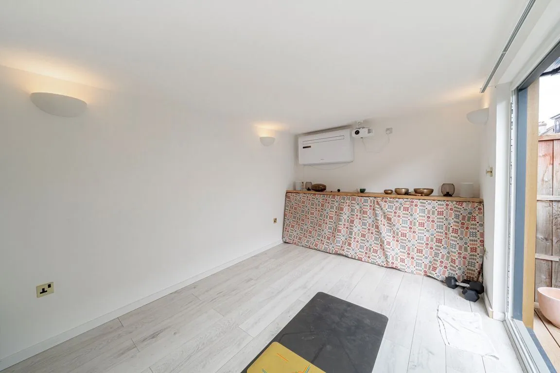 Percy Road, TW12, photo 9