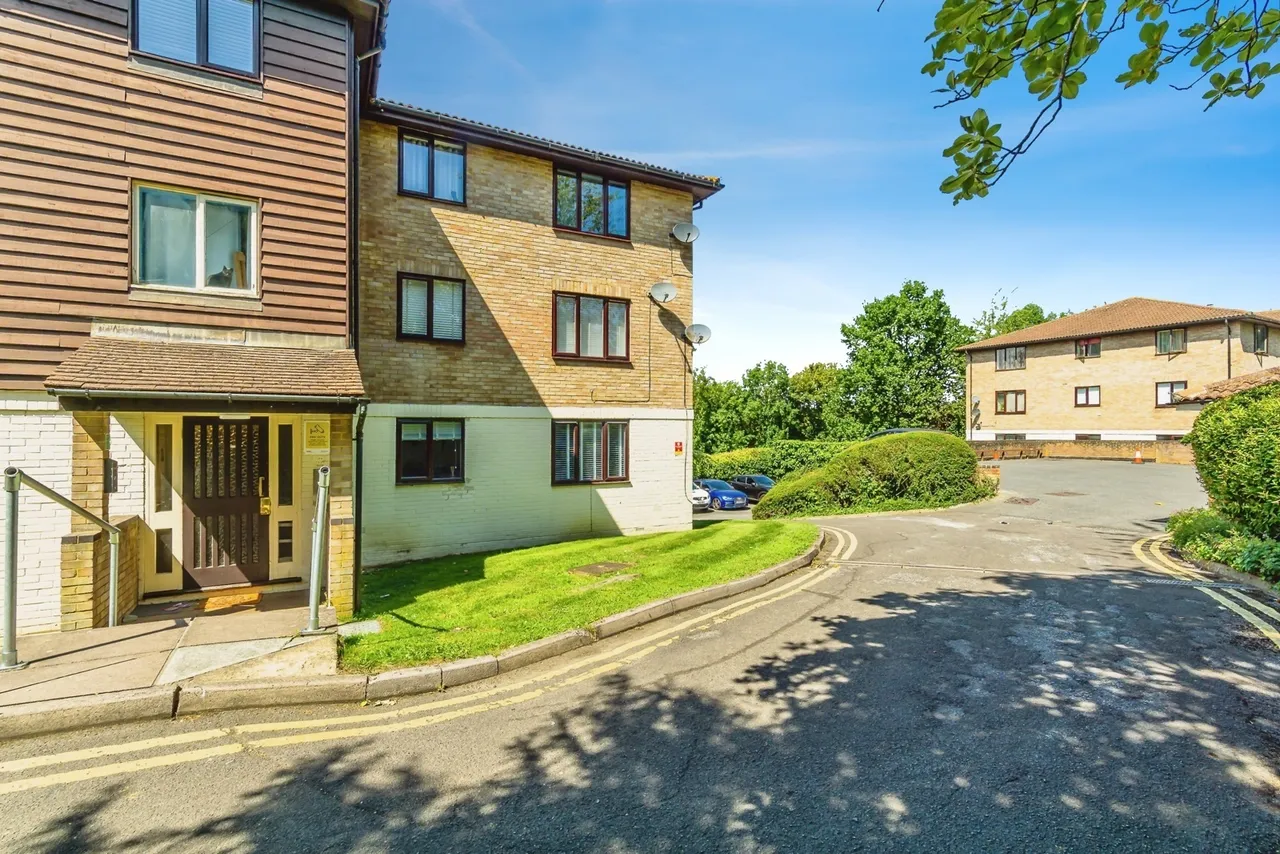1 bed flat for sale — Fairbairn Close, Purley, CR8