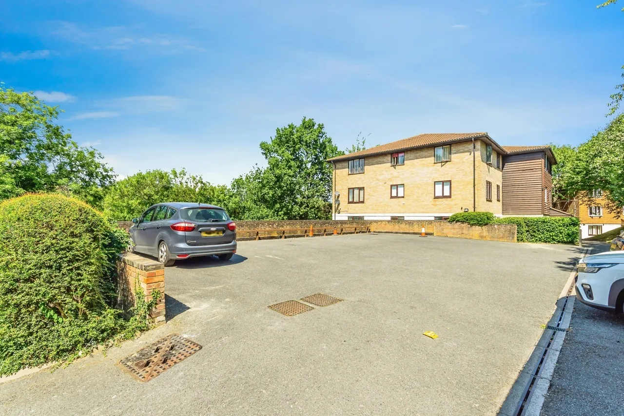Fairbairn Close, Purley, CR8, photo 3