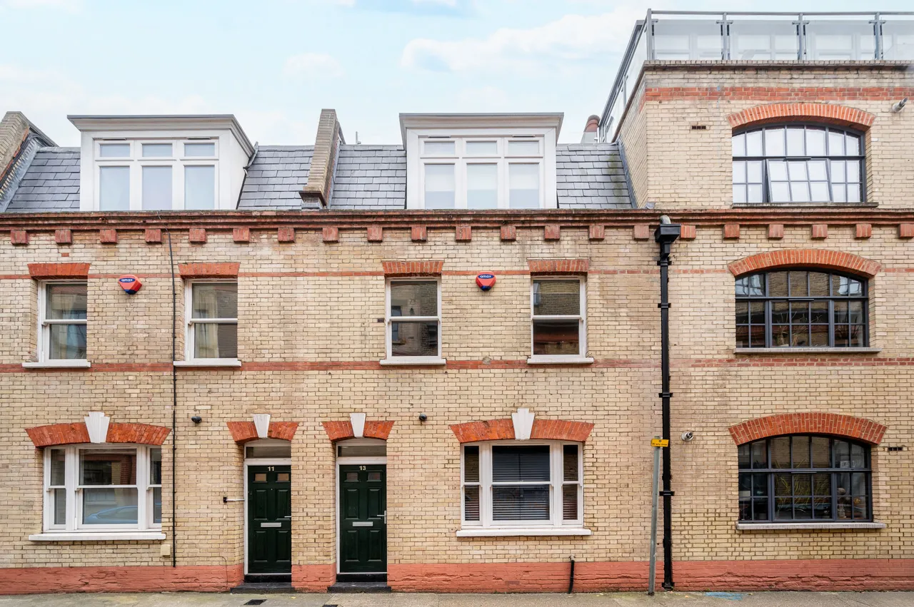 3 bed house for sale — 13 Rampart Street, London