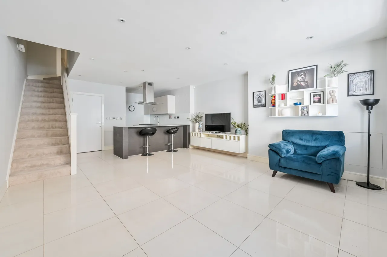13 Rampart Street, London, photo 3