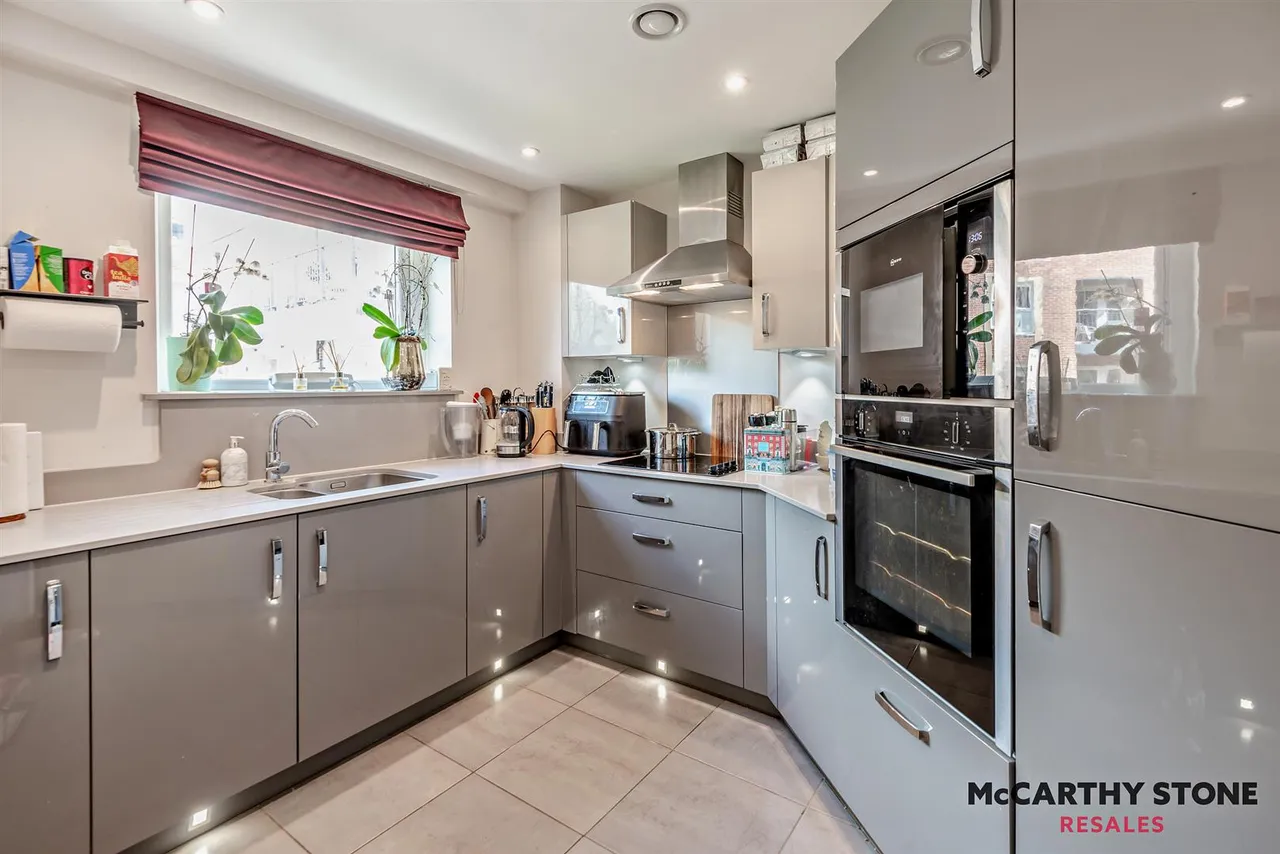Station Parade, Virginia Water, GU25, photo 2