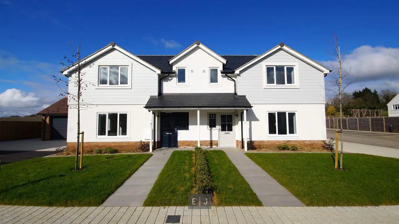 3 bed house for sale — Meadowcroft Gardens, High Beech, Loughton