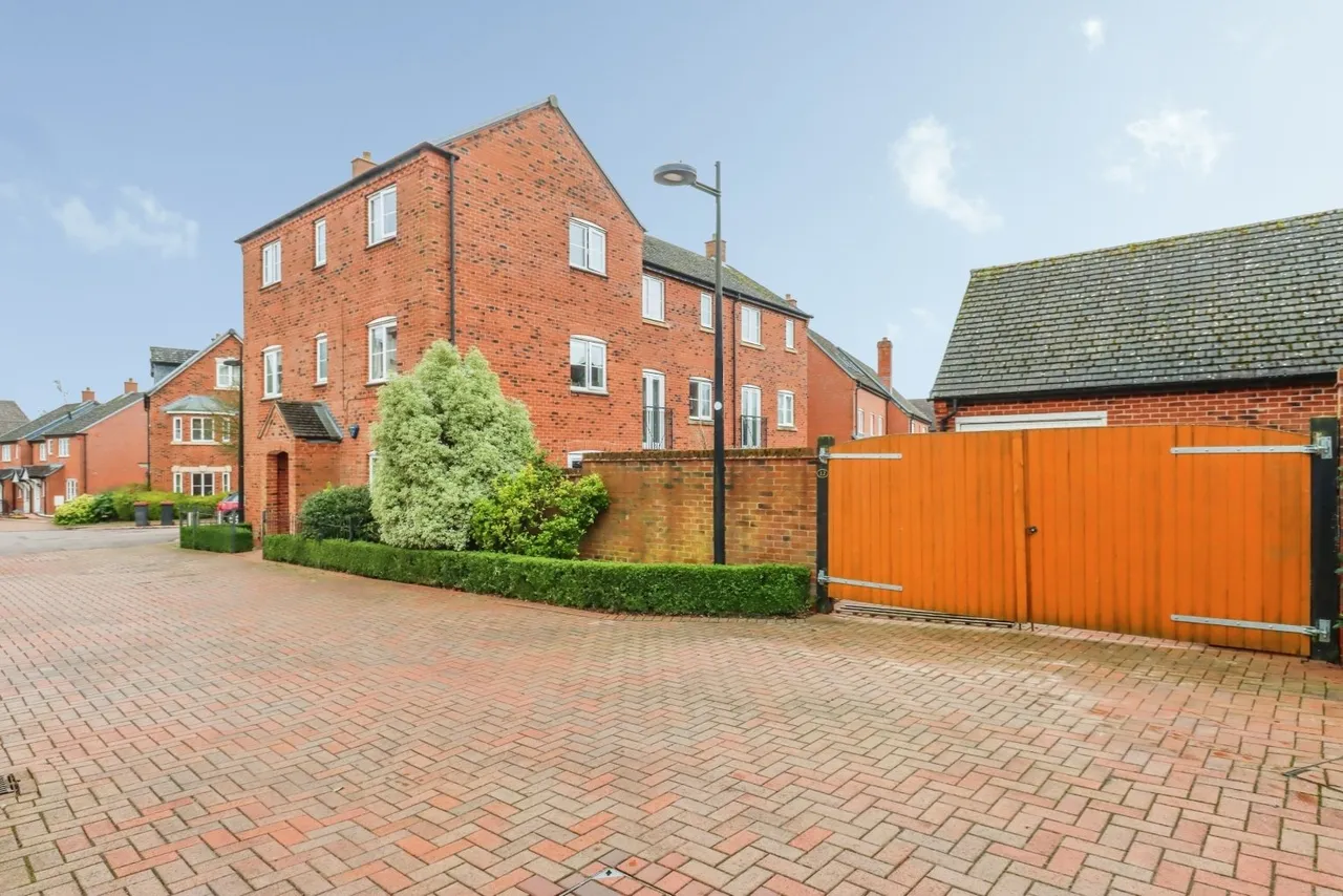5 bed house for sale — Round House Park, Horsehay, Telford TF4 3BF