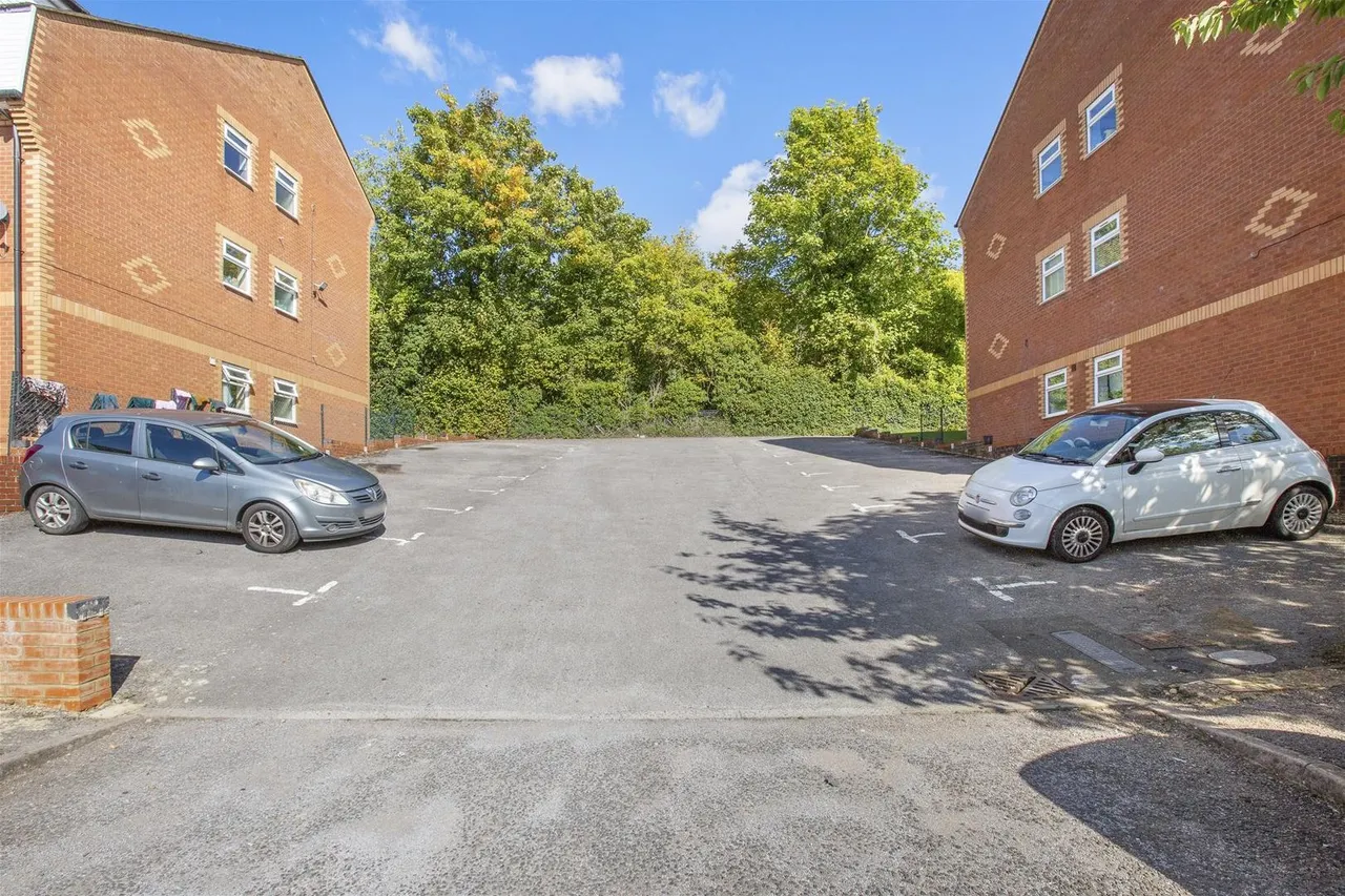 West Wycombe Road, High Wycombe, HP12, photo 6