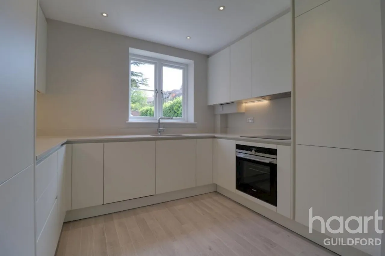 2 bed flat to rent, Albury Place, GU1